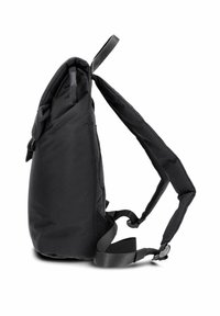 Sac à dos noir avec un extérieur en tissu doux, des bretelles rembourrées et une silhouette épurée avec des bretelles ajustables.