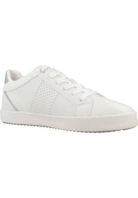 Baskets en cuir blanc avec un design perforé, semelle en caoutchouc plate et accents argentés sur le talon et sur le côté. Fermeture à lacets avec des lacets ronds.