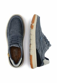 Denim-Sneaker in Blau mit grauen Akzenten. Rundkopf, Schnürdesign und eine gepolsterte Sohle aus einem strukturierten, hellen Material.