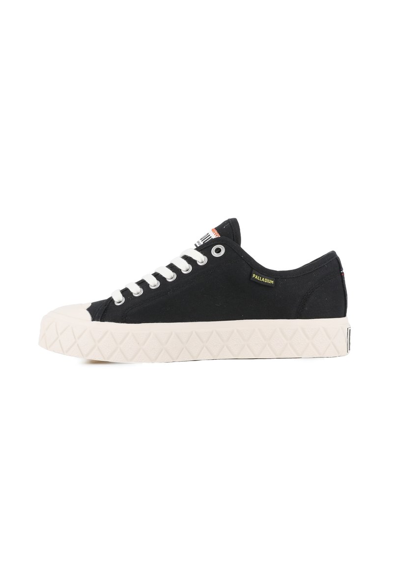 Sneaker nera in tela con suola in gomma bianca, caratterizzata da un motivo a diamante testurizzato, occhielli in metallo e lacci a contrasto. Etichetta del marchio sul lato.
