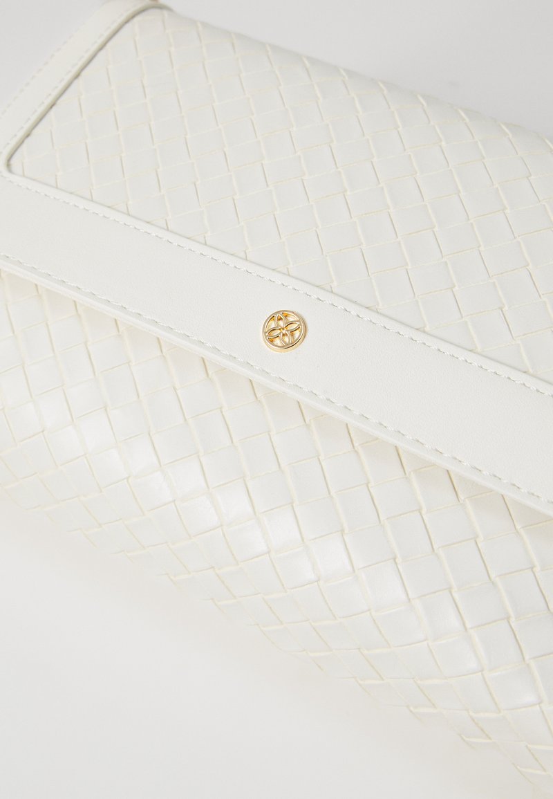 Clutch de cuero trenzado blanco con una solapa lisamente estructurada y un detalle de emblema en tono dorado, que destaca una textura acolchada.