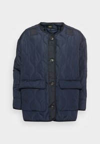 Giubbotto trapuntato blu navy con collo rotondo, bottoni doppi, due tasche frontali e motivo testurizzato sul tessuto.