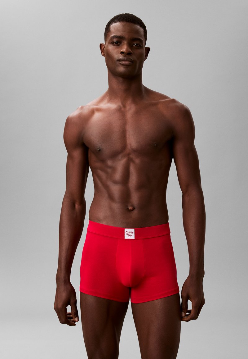 Bóxers rojos de algodón con una cinturilla suave, con una etiqueta con el logo. Textura lisa y forma ajustada que aumentan la comodidad y el soporte.