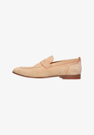 Beige suède herenloafer met oranje bies, lage houten hak en gestikte details.