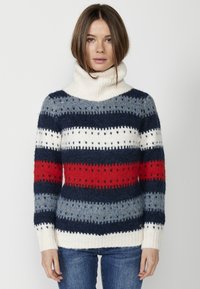 Pull en maille à col roulé avec des rayures horizontales bleu marine, blanc, rouge et gris, doté d'une texture douce et de poignets ainsi qu'un ourlet côtelés.