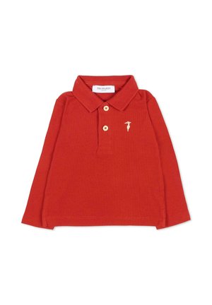 Polo a maniche lunghe rossa realizzata in tessuto testurizzato, caratterizzata da un colletto, tre bottoni e un piccolo logo bianco sul lato sinistro del petto.