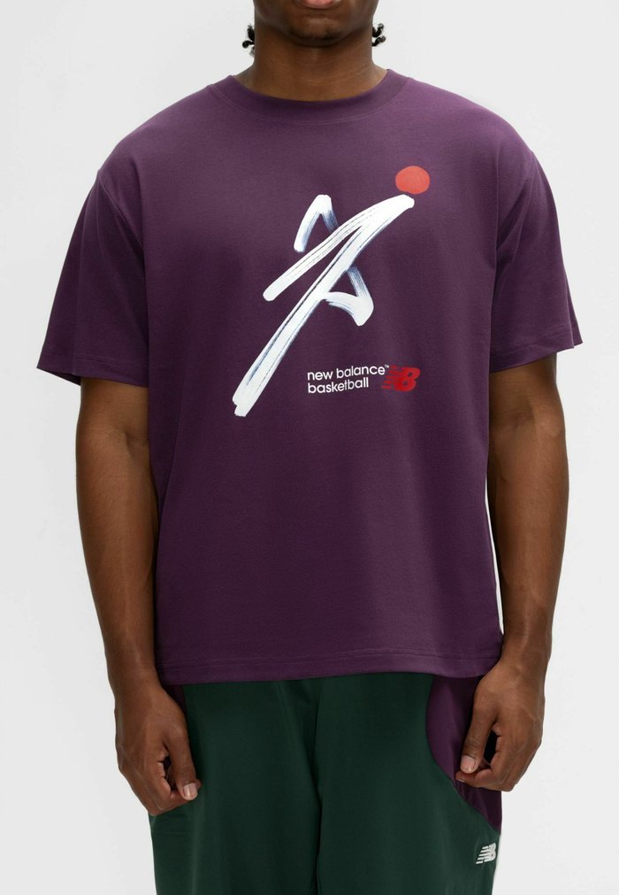 New Balance BASKETBALL PAINTED T-SHIRT - Camiseta estampada - midnight violet purple