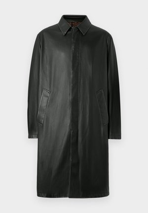 Abrigo de cuero negro con cuello tipo solapa, mangas largas y bolsillos laterales. Textura suave y diseño de corte recto.