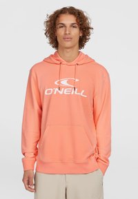 Koralle Kapuzenpullover mit Kängurutasche und wei�ßem Logo. Hergestellt aus weichem Stoff mit gerippten Ärmelbündchen und Saum für eine bequeme Passform.