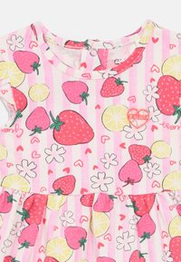 Ροζ βαμβακερό φόρεμα με εκτύπωση φρούτων και λουλουδιών, με φράουλες, λεμόνια και καρδιές σε ριγέ φόντο. Περιλαμβάνει λογότυπο σε σχήμα καρδιάς.