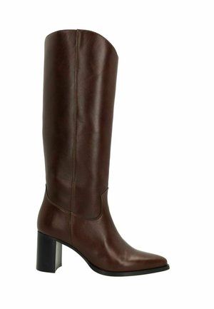 Botte haute en cuir marron avec un bout carré, un talon épais robuste, une texture lisse et des détails de couture minimaux.