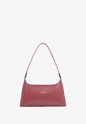 Borsa in pelle color rosa con forma arrotondata, tracolla sottile e discreto dettaglio del logo sul davanti. Texture liscia e design minimale.