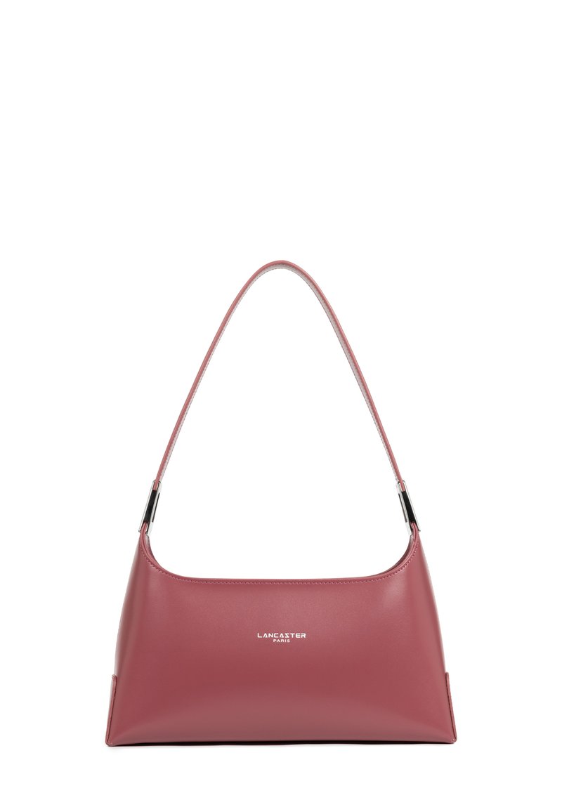 Borsa in pelle color rosa con forma arrotondata, tracolla sottile e discreto dettaglio del logo sul davanti. Texture liscia e design minimale.