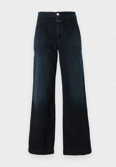 Temno modre široke kavbojke iz denima, z visokim pasom, sprednjimi žepi in sprednjim gumbom za zapiranje. Gladka tekstura s rahlo zbledelostjo.