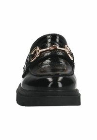 Mocassin en cuir verni noir avec surface texturée, accent chaîne dorée sur le dessus, bout arrondi et semelle en caoutchouc noire épaisse.