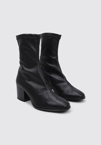 Sandra Fontán Botines - black