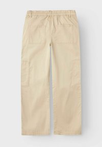 Beige bomullsshorts med resårmidja, med två bakfickor och lappar på benen. Rakt, avslappnat passform.