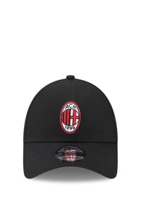 Casquette de baseball noire avec logo AC Milan brodé en rouge et blanc, dotée d'une sangle ajustable et d'un bord courbé. La texture est en tissu lisse.