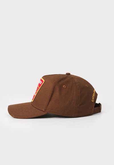 Cască de baseball maro, fabricată din bumbac, cu o emblemă roșie și galbenă pe față și o curea ajustabilă în spate. Textură netedă.