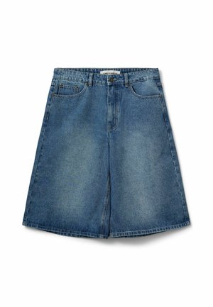 Siniset denimin polvipituiset shortsit, joissa on etutaskut, vyölenkit ja nappikiinnitys valkoisella taustalla.