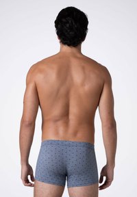 Boxer in grigio con un sottile motivo a pois, realizzati in un tessuto morbido. Vita media con elastico, che offre una vestibilità aderente.