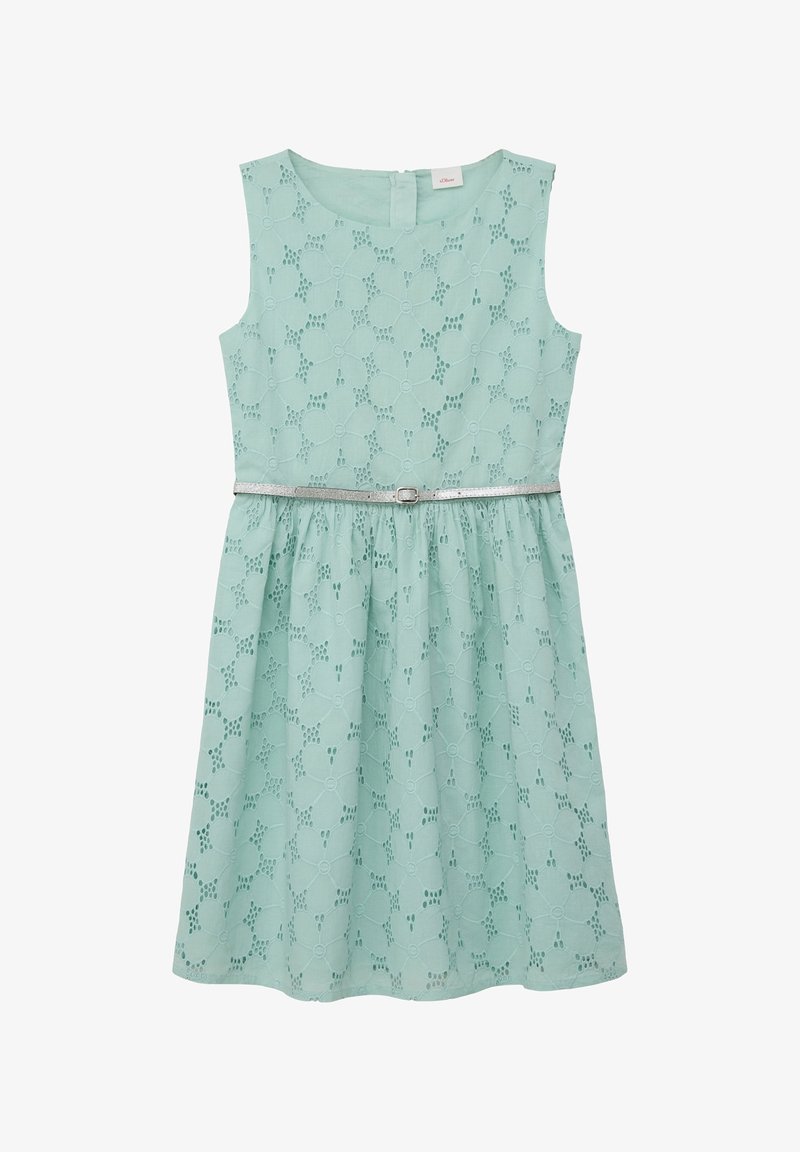 Robe vert clair sans manches, avec un motif floral en broderie anglaise, taille froncée et ceinture argentée. Elle présente un col rond et une fermeture au dos.