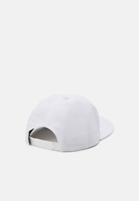Hvid baseballcap med flad skygge, stoftekstur, justerbar snapback lukning og seks ventilationshuller på kronen.