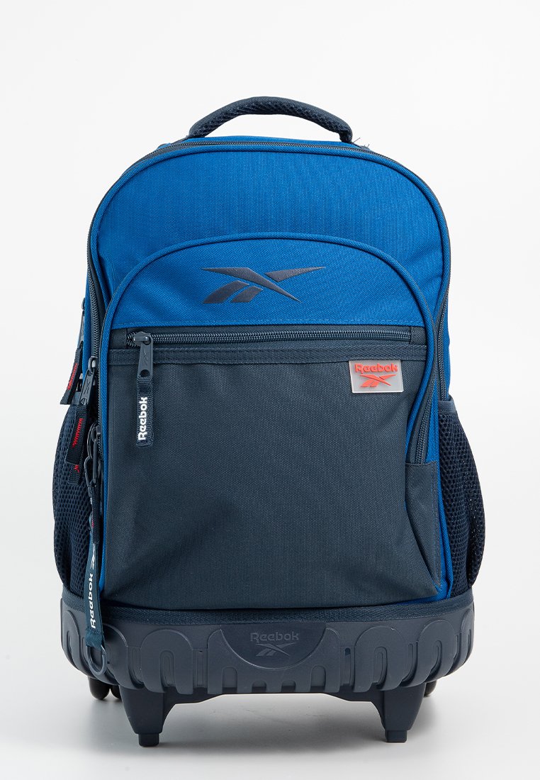 Mochila azul y gris con un tejido texturizado, compartimentos con cremallera, bolsillos laterales de malla y una base duradera. Presenta acentos del logo de Reebok.