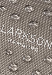 Tessuto grigio testurizzato con motivi circolari in rilievo e il testo "LARKSON HAMBURG" in carattere bianco in evidenza.