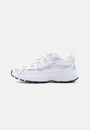 Hvid atletiksneaker med mesh- og læderoverdel, Nike-logo på siden, tyk polstret sål og sort gummiydersål.