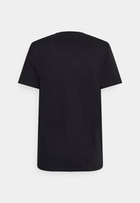 T-shirt nera con scollatura rotonda, maniche corte e orlo dritto. Il tessuto appare liscio e leggero, senza motivi o disegni visibili.