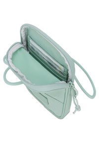 Malý zipový pouzdro v mátově zelené barvě otevřeno, aby ukázalo tři sloty na karty, které drží dvě karty a jednu průhlednou kapsu.