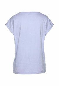 Lichtpaarse t-shirt met korte mouwen, een ronde halslijn en een ontspannen pasvorm. Glad katoenmateriaal met een effen oppervlakte en zonder extra patronen.