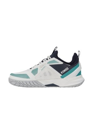 Chaussure de sport K-Swiss blanche et bleu sarcelle avec col noir, lacets et semelle grise texturée vue de côté.