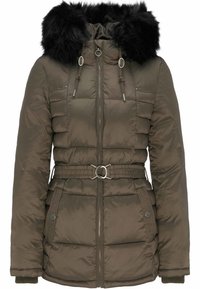 Veste matelassée verte olive avec capuche bordée de fourrure, taille ceinturée, fermeture éclair à l'avant et poignets côtelés. Surface texturée avec sections cousues.