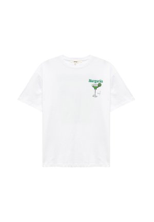 Camiseta blanca de algodón con un gráfico de un vaso de margarita verde y la palabra "Margarita" en letras verdes en el área del pecho izquierdo.