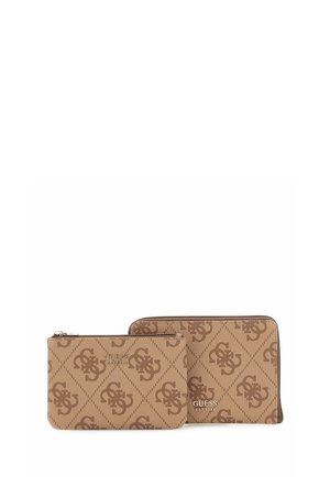 Deux pochettes marron Guess avec fermeture éclair et motif logo répétitif, une plus petite devant et une plus grande derrière.