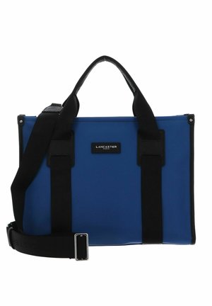 Sac rectangulaire bleu en matériau synthétique, doté de sangles noires, d'accents texturés et d'un panneau de logo de marque à l'avant.
