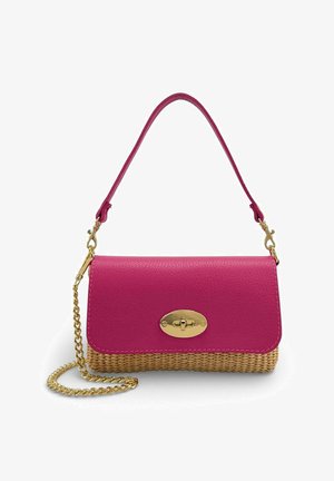 Petit sac rectangulaire avec rabat en cuir rose, fond en osier, fermoir doré à tourniquet, bandoulière en cuir rose détachable et détail en chaîne dorée.