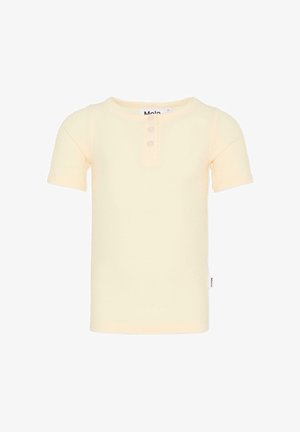 T-shirt jaune côtelé à manches courtes avec un col rond et une patte de boutonnage à trois boutons, en tissu doux avec une étiquette sur le côté.