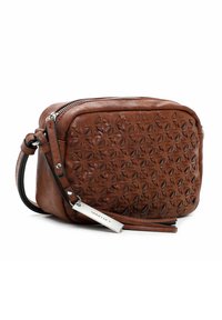Borsa a tracolla in pelle marrone con motivo floreale a intaglio, chiusura con zip e tracolla nera a contrasto. Presenta un'etichetta in metallo con logo sul lato.