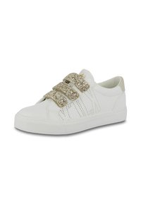 Sneaker bianco con tomaia in pelle liscia, tre fasce in velcro dorato luccicante e suola in gomma testurizzata. Dettagli perforati lungo i lati.