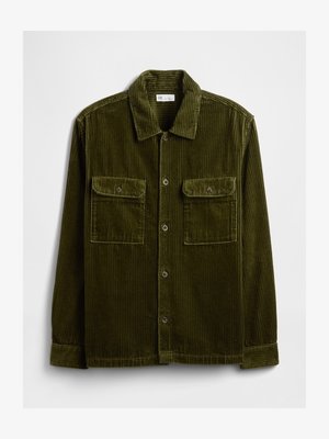 Olivgrüne Cordhemdjacke mit einem Kragen, zwei Fronttaschen und Knopfverschluss. Vertikal gerippte Struktur durchgehend.
