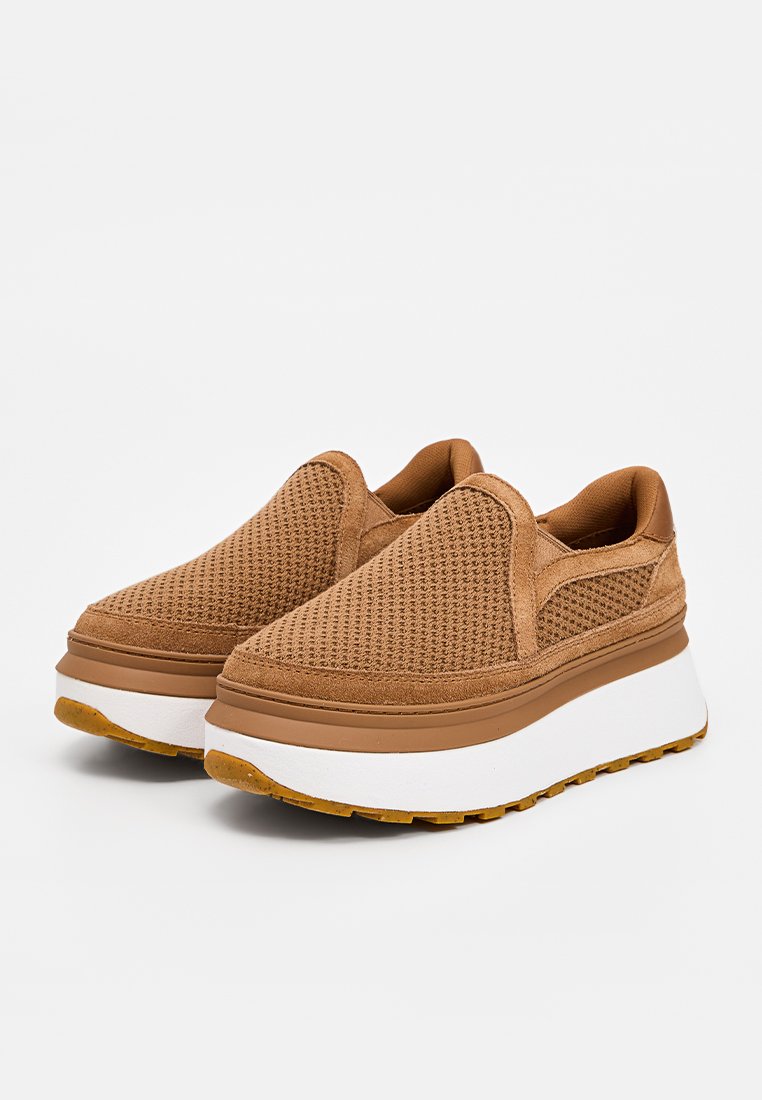 Baskets slip-on brunes avec texture en maille et en daim, dotées d'une épaisse semelle compensée blanche et d'une semelle en caoutchouc pour une bonne traction.