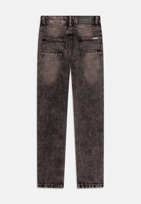 Pantalones vaqueros de mezclilla negra con un acabado desgastado y texturizado. Presenta dos bolsillos traseros y un parche de la marca en la cintura. Corte recto.