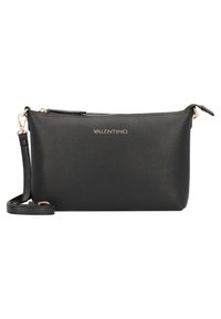 Černá kožená kabelka přes rameno s texturovaným povrchem, zlatým logem, zipovým uzávěrem a nastavitelným popruhem. Kompaktní obdélníkový tvar.