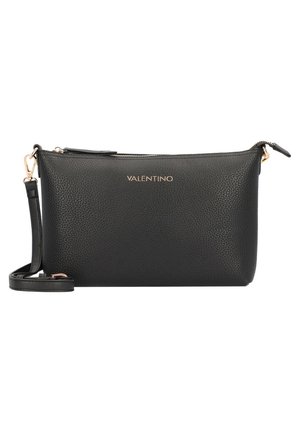 Sort læder clutch taske med tekstureret overflade, logo i guldfarvet tone, lynlås lukning og justerbar rem. Kompakt rektangulær form.