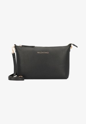 Borsa a pochette in pelle nera con finitura texturizzata, logo in tonalità oro, chiusura con zip e tracolla regolabile. Forma rettangolare compatta.