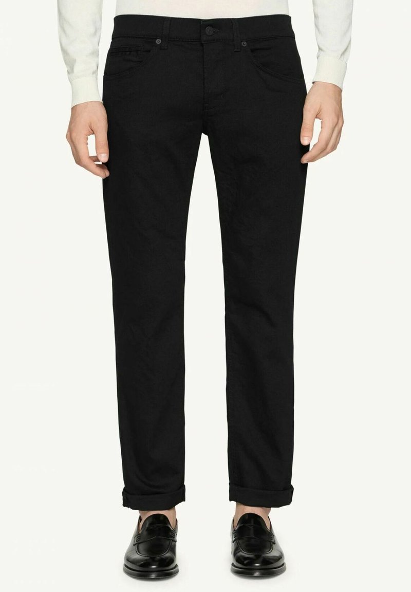 Zwarte katoenen chino's met een slim fit, vijf zakken en opgerolde manchetten. Bevat een knoopsluiting en minimale stikseldetails.