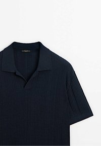 Polo en maille bleu marine à manches courtes avec texture côtelée et col ouvert sur fond blanc.